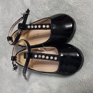 Nice baby shoes. Shine and black.